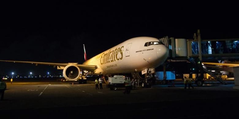 Pesawat Emirates dengan nomor penerbangan EK 398 dari Dubai tiba di Bandara I Gusti Ngurah Rai, Bali, Rabu (3/6/2015) malam.