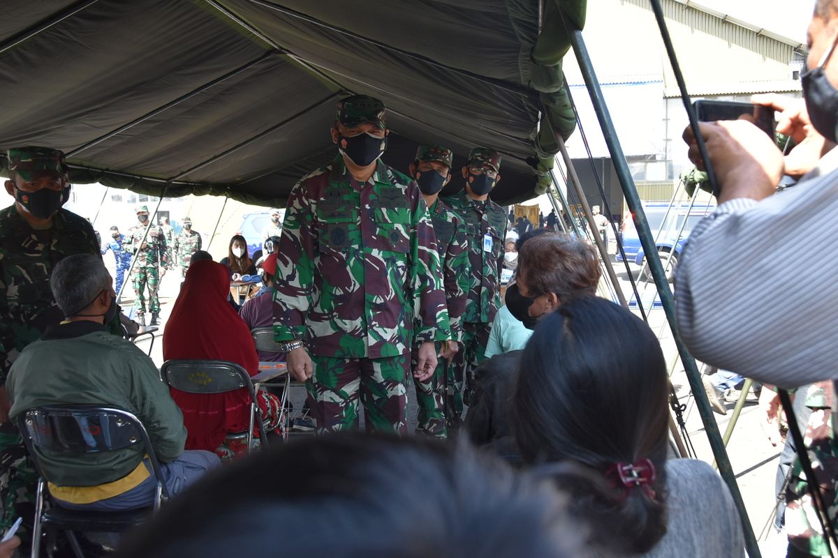 TNI AU Bagikan Sembako dan Vaksinasi di Lanud Husein Sastranegara
