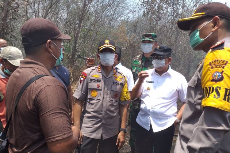 Wakil Gubernur Riau Edy Natar Nasution (baju putih) berbicara dengan sejumlah petani terkait kebun karet yang terbakar akibat imbas kebakaran hutan dan lahan di Kelurahan Terkul, Kecamatan Rupat, Kabupaten Bengkalis, Riau, Rabu (27/2/2019.