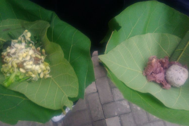 Gelinding burung dara (kiri) dan semur bonggol pohon pisang (kanan) di Pasar Argowijil, Desa Gari, Kecamatan Wonosari, Gunungkidul, DI Yogyakarta, Kamis (17/5/2018).