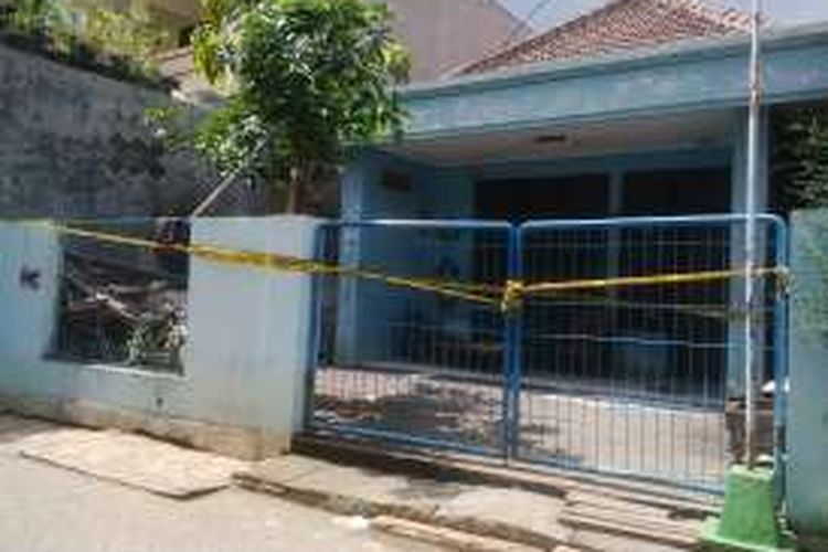 Rumah lokasi pembunuhan diberi garis polisi