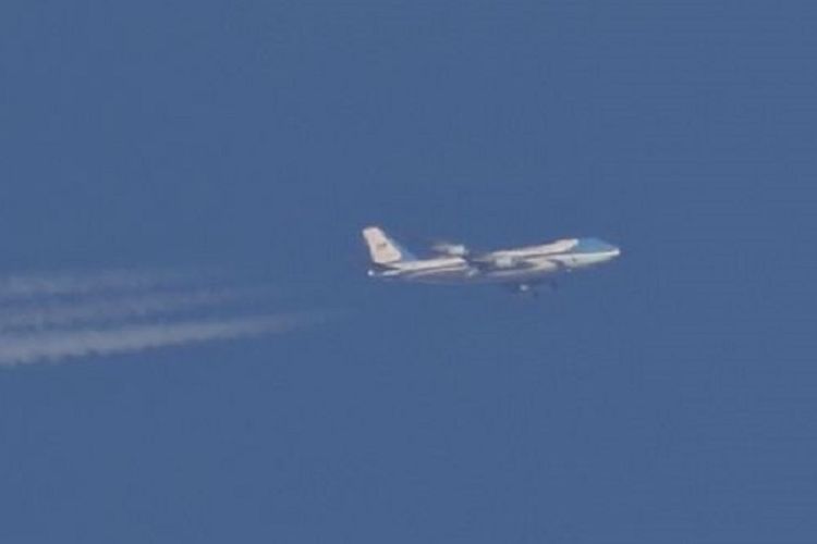 Foto amatir dari pria Inggris bernama Alan Meloy memperlihatkan Air Force One yang ditumpangi Presiden Amerika Serikat Donald Trump ketika melintasi langit Sheffield, Inggris, dengan destinasi Irak.
