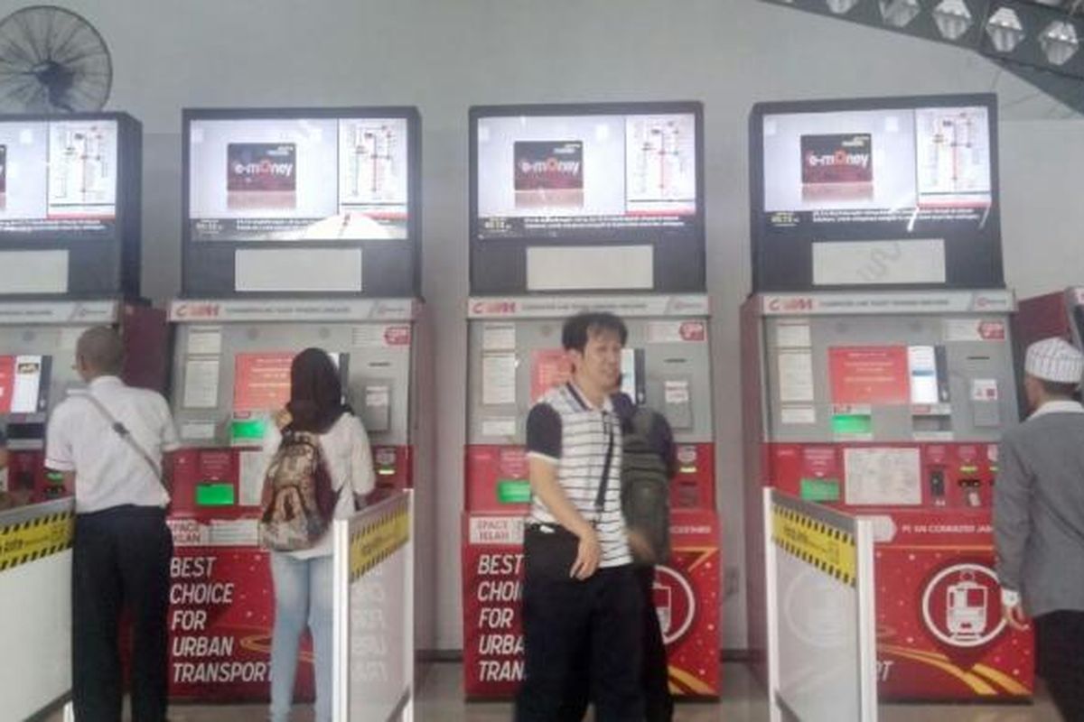 Vending machine atau mesin pembelian tiket otomatis di Stasiun Bogor. 