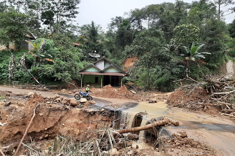 Sejumlah titik longsor dan jembatan putus di Kecamatan Lebakgedong, Kabupaten Lebak setelah banjir bandang menerjang, Rabu (1/1/2020)