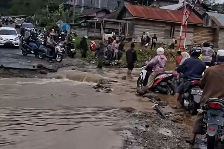 Hujan Deras Landa Bener Meriah Aceh, Air di Ruas Jalan KKA Meluap Ancam Pengendara