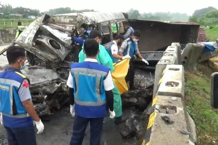 TERBAKAR-Inilah kondisi mobil elf yang ludes terbakar setelah menabrak truk dari arah belakang di ruas tol Madiun-Surabaya KM 631, Desa Pajaran, Kecamatan Saradan, Kabupaten Madiun, Kamis (3/12/2020) pagi.