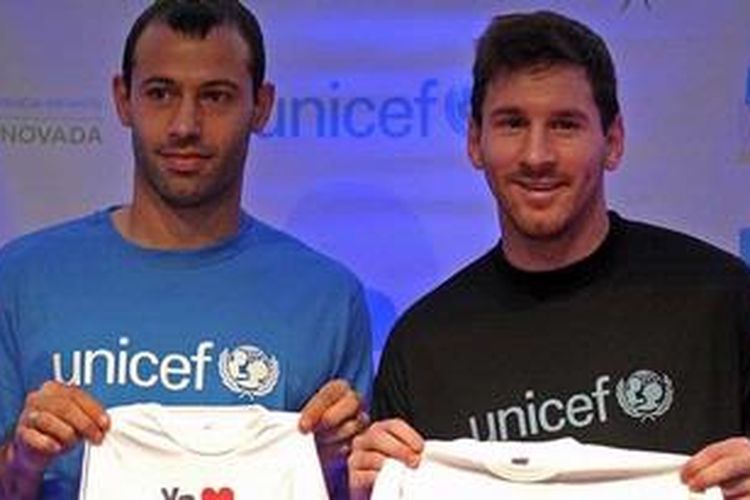 Dua pemain Argentina milik Barcelona yang juga Duta UNICEF, Lionel Messi (kanan), dan Javier Mascherano, menunjukkan kostum saat peluncuran Kampanye "Pekan Kelahiran Prematur" di Ezeiza, Buenos Aires, Kamis (21/3/2013). Delapan persen bayi di Argentina lahir sebelum waktunya, di mana menjadi penyebab kematian bayi pada usia pertama. 