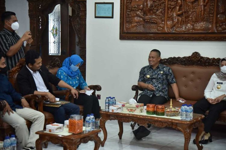 Bupati Kebumen Arif Sugiyanto beruadiensi dengan KSPSI dan PMII mengenai kenaikan UMK 2022, Jumat (19/11/2021).