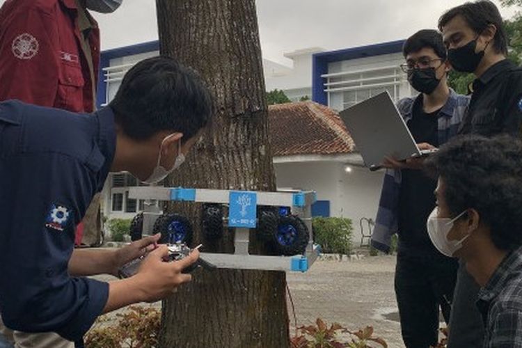 Robot inovasi mahasiswa UGM yang dapat mendeteksi kekeroposan pohon.