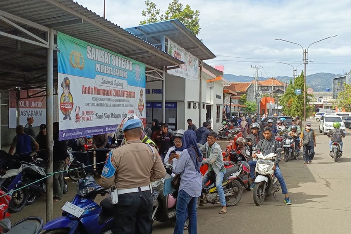 Situasi dan kondisi halaman depan Kantor Samsat Soreang, Kabupaten Bandung, Jawa Barat, mulai dipenuhi warga yang hendak membayar pajak lantaran kemudahan dari kebijakan Gubernur Jawa Barat Dedi Mulyadi, Kamis (20/3/2025)