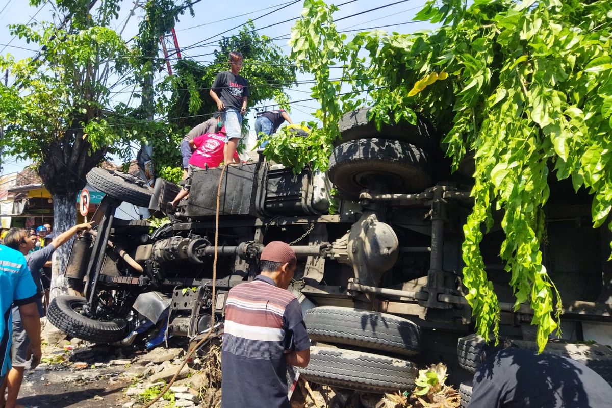 Warga saat membantu mengevakuasi korban kecelakaan 