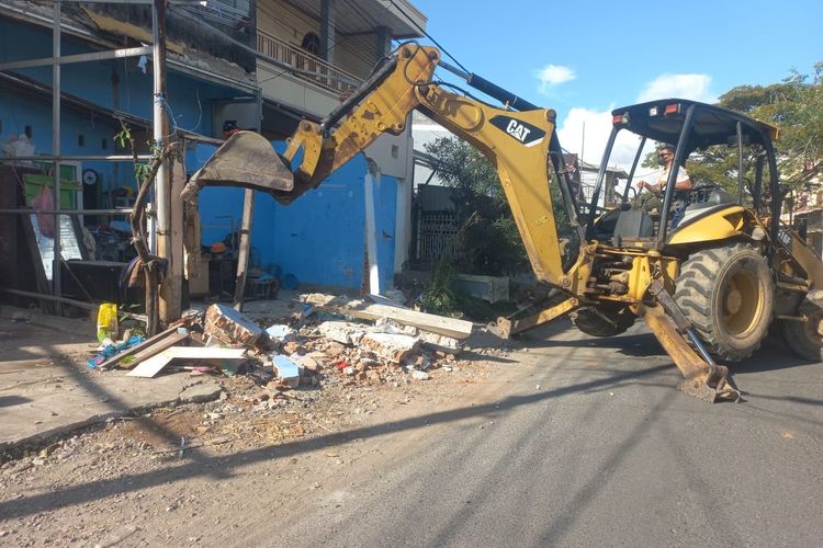 Berdiri di Atas Got, 40 Lapak Liar di Mariso Makassar Dibongkar Paksa