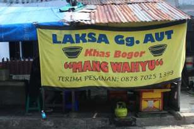 Warung tenda Laksa Gang Aut khas Bogor. Laksa Mang Wahyu yang sudah tiga generasi ini sangat tersohor kelezatannya.