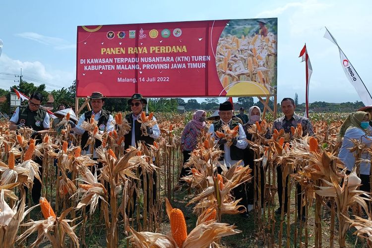 Kepala Badang Nasional Penanggulangan Terorisme (BNPT), Komjen Pol Boy Rafli Amar, dan Wakil Menteri Pertanian Republik Indonesia, Hasvick Hasbul Qolbi, dan Bupati Malang, HM Sanusi saat meresmikan panen raya perdana hasil pertanian jagung di lahan KTN Turen, Kabupaten Malang, Kamis (14/7/2022).