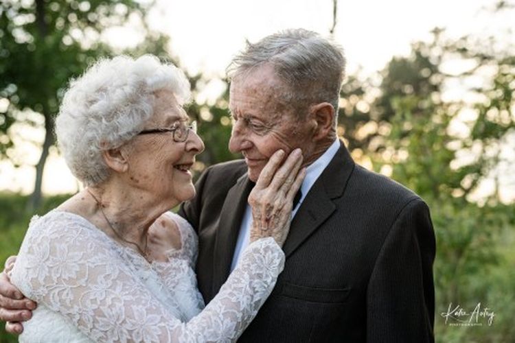 Marvin dan Lucille Stone, merayakan ulang tahun pernikahan mereka yang ke-60 dengan sesi foto menggunakan pakaian pernikahan asli mereka.