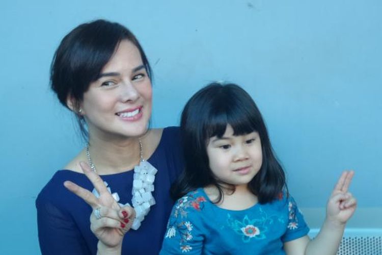 Astrid Tiar diabadikan bersama putrinya di Gedung Trans, Mampang Prapatan, Jakarta Selatan,  pada Rabu (12/10/2016).