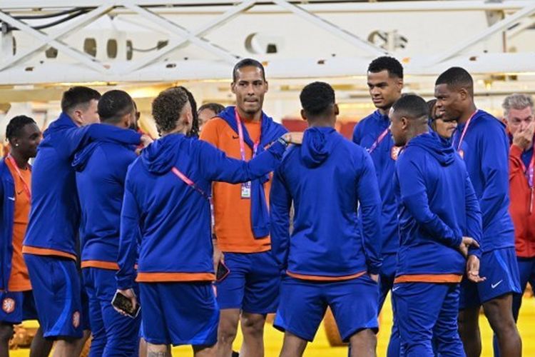 Bek tengah timnas Belanda, Virgil van Dijk (tengah), berkumpul bersama rekan-rekannya di Stadion Al Thumama, Doha, menjelang pertandingan melawan Senegal pada lanjutan fase grup Piala Dunia 2022 Qatar. Laga Senegal vs Belanda bakal digelar di Stadion Al Thumama pada Senin (21/11/2022) malam WIB.