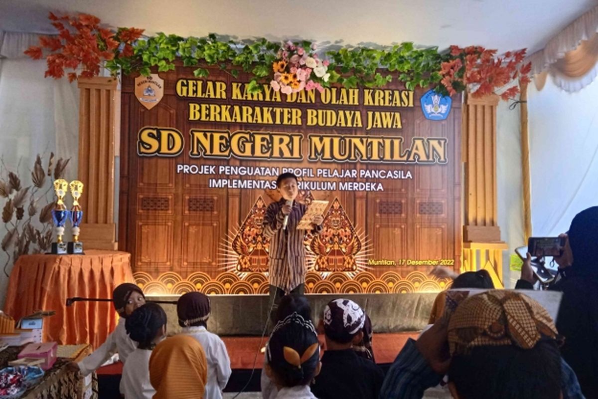 Siswa kelas 4 membacakan geguritan (puisi berbahasa Jawa) dalam gelar karya P5 