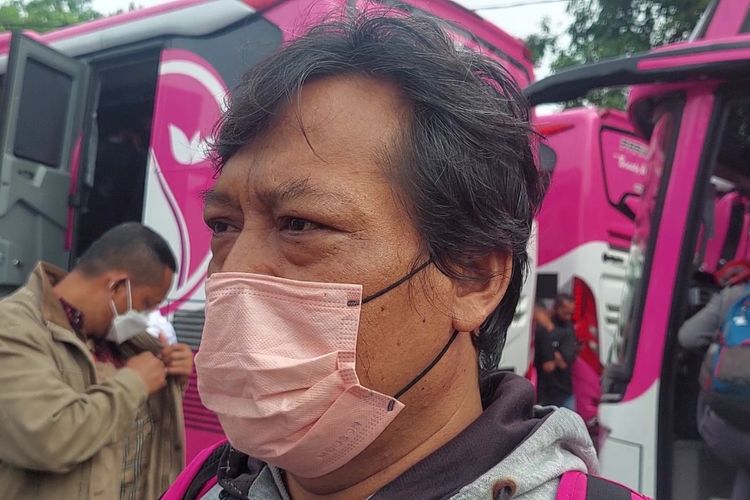 Heri (55), pria yang gagal mengikuti program mudik Lebaran gratis, saat ditemui di Terminal Poris Plawad, Kota Tangerang, Kamis (28/4/2022).