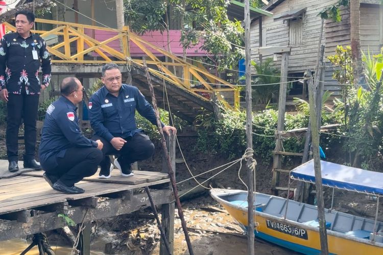 Kepala BP2MI Benny Rhamdani saat memantau salah satu akses keluar masuk Malaysia di Aji Kuning Pulau Sebatik, Nunukan Kaltara. Terlihat sejumlah perahu dengan nomor lambung Malaysia, Kamis (13/6/2024).