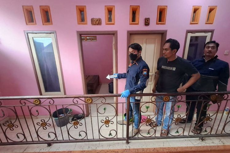 Polisi melakukan olah TKP di kamar kos di Jalan Batam, Kota Blitar dimana ditemukan mayat bayi perempuan pada Selasa (2/5/2023).