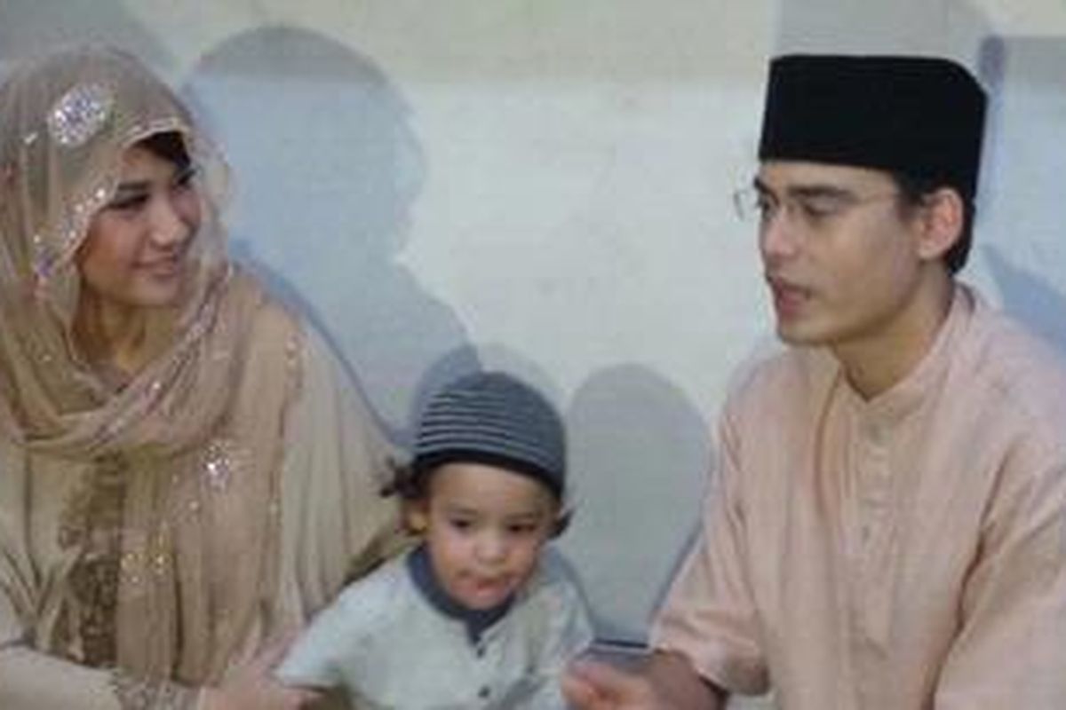 Bunga Citra Lestari (BCL) dan Ashraf Sinclair beserta buah hati mereka, Noah Sinclair, mengunjungi Panti Asuhan Yatim/Piatu Al Hasanat, Pancoran, Jakarta (13/4/2013). Mereka datang untuk membagi kebahagiaan dalam rangka merayakan ulang tahun ke-30 BCL.