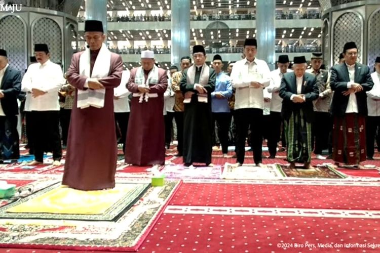Presiden Joko Widodo dan Wakil Presiden Ma'ruf Amin saat menunaikan ibadah shalat Idul Fitri 1445 Hijriyah di Masjid Istiqlal, Jakarta, Rabu (10/4/2024).