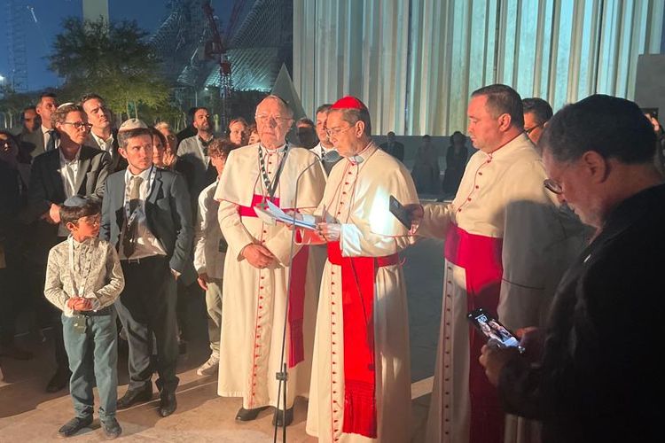 Kardinal Miguel Ayuso dan Padre Marco di depan Abrahamic Family House atau Rumah Keluarga Abraham.