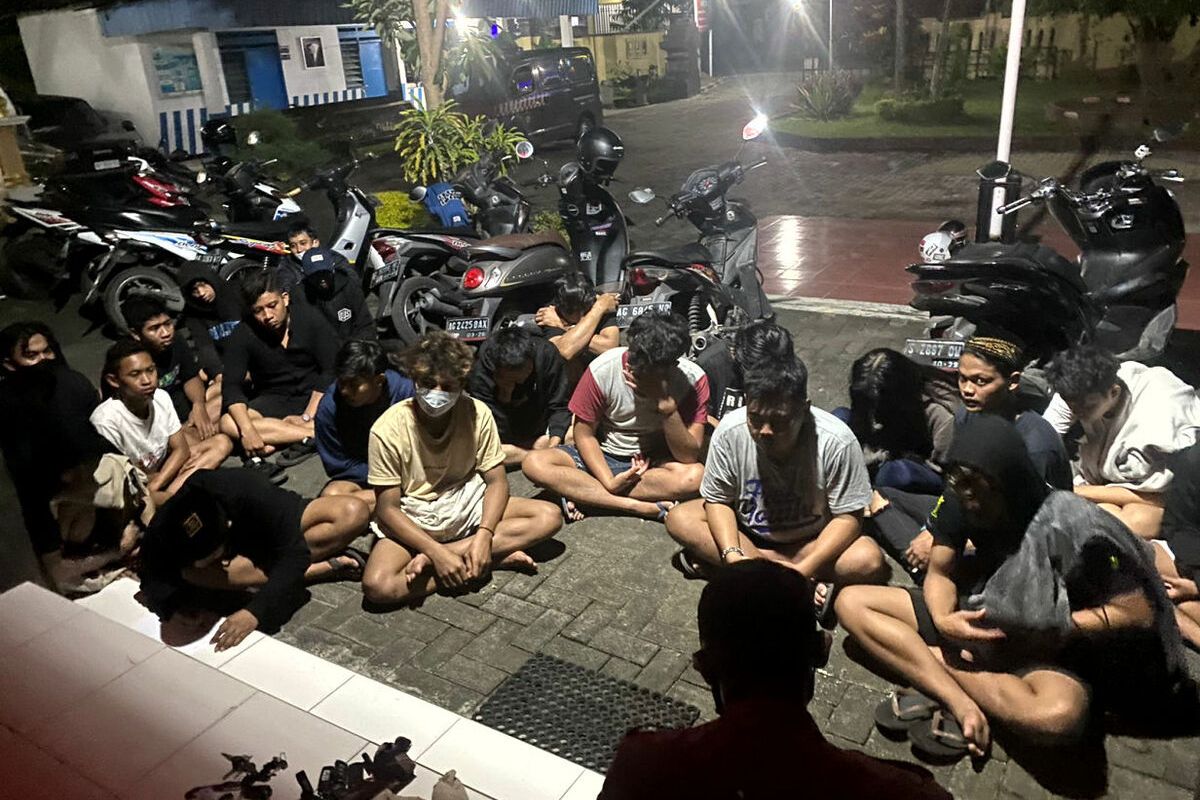 Puluhan remaja dibawa ke Kantor Polsek Srengat, Kabupaten Blitar karena kedapatan membawa senjata sarung berisi benda tumpul, Jumat (31/3/2023)