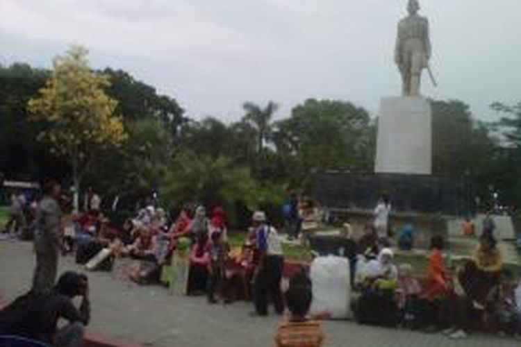 Suasana saat veteran bercerita tentang perjuangan para pahlawan dalam merebut kemerdekaan dari tangan penjajajah di Alon-alon Kota Kediri, Jawa Timur, Sabtu (9/11/2013).