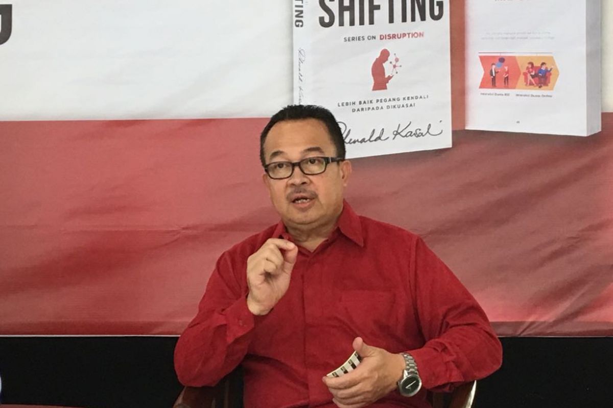 Guru besar Fakultas Ekonomi dan Bisnis Universitas Indonesia Rhenald Kasali saat meluncurkan buku terbarunya berjudul The Great Shifting di Rumah Perubahan, Bekasi, Jawa Barat, Sabtu (21/7/2018).