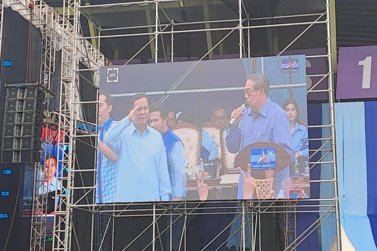 Capres nomor urut 2 Prabowo Subianto memberi hormat kepada Presiden ke-6 Susilo Bambang Yudhoyono (SBY) di GOR Gayajana, Malang, Jawa Timur, Kamis (1/2/2024). 