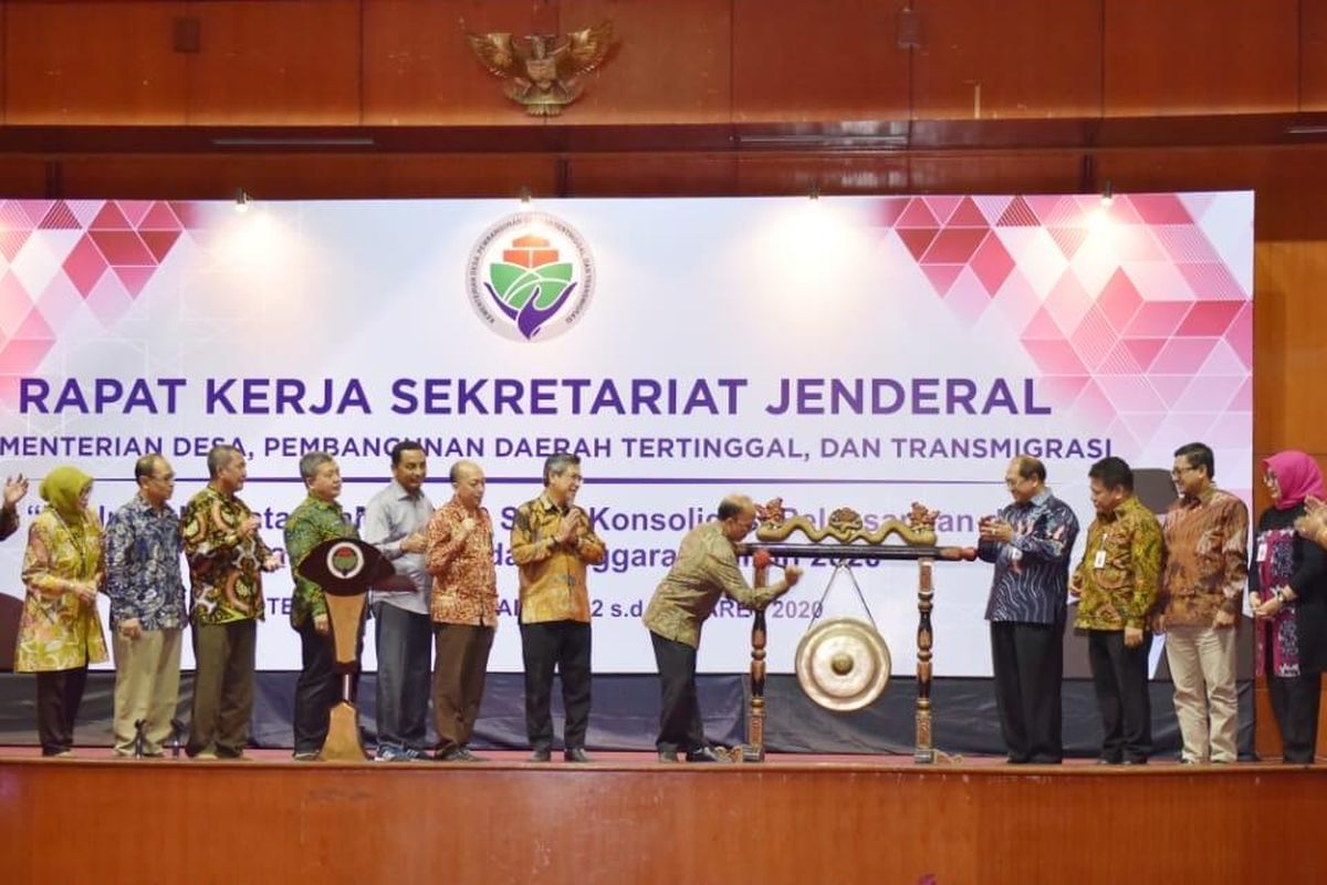 Sekretaris Jenderal Kementerian Desa, Pembangunan Daerah Tertinggal dan Transmigrasi (Kemendes PDTT) Anwar Sanusi saat membuka Rapat Koordinasi Sekretariat Jenderal di Hotel Bidakara, Jakarta, Kamis (12/3/2020).
