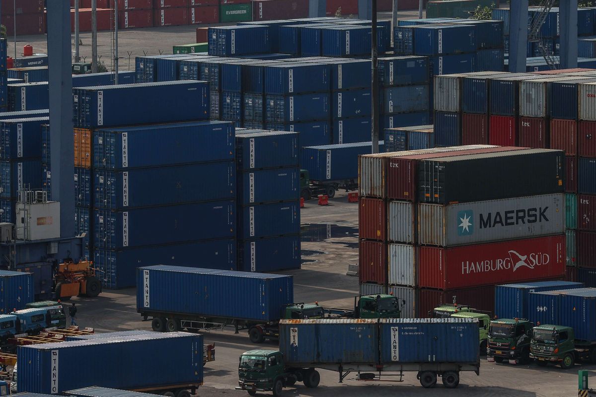 Aktivitas bongkar muat kontainer di Pelabuhan Tanjung Priok, Jakarta Utara, Senin (29/3/2021).