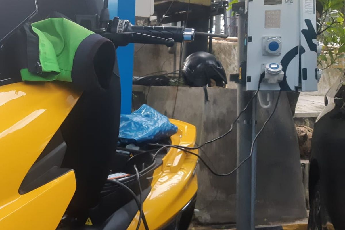 Stasiun Pengisian Kendaraan Listrik Umum (SPKLU) di Kantor PLN UP3 Malang. 