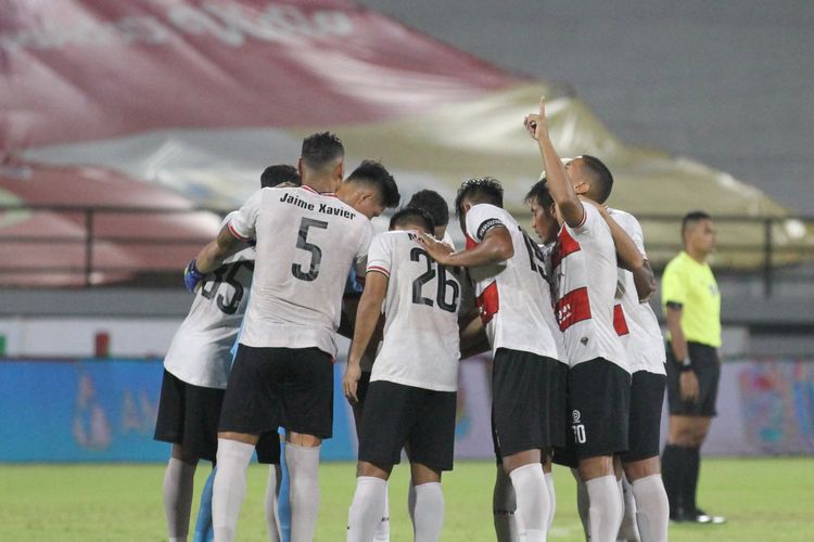 Pemain Madura United berdoa bersama saat pertandingan laga tunda pekan 21 Liga 1 2021-2022 melawan Persija Jakarta yang berakhir dengan skor 1-3 di Stadion Kapten I Wayan Dipta Gianyar, Kamis (17/3/2022) malam.