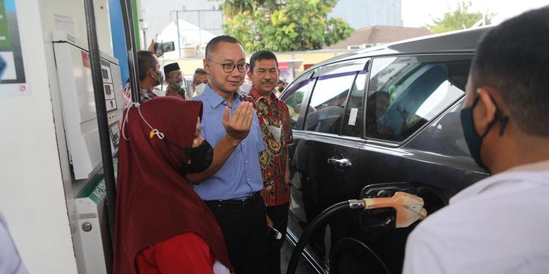 Wakil Ketua Komisi VII DPR RI Eddy Soeparno saat mengecek ketersediaan stok BBM di salah satu SPBU di Kota Bogor, Jawa Barat, Kamis (11/8/2022).