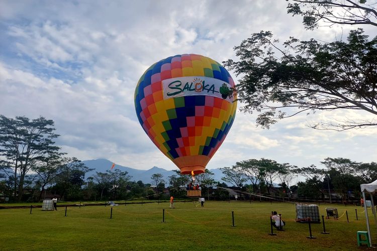 Balon Udara Saloka siap mengudara sehari 20 kali untuk mengantar pengujung menikmati pemandangan dari ketinggian. 