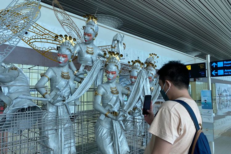 Patung Bedhaya Kinjeng Wesi di Yogyakarta International Airport, Kulon Progo.