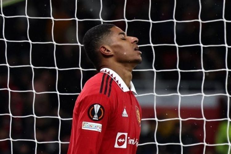 Reaksi striker Man United, Marcus Rashford, saat melewatkan peluang dalam laga kontra Real Betis pada leg pertama 16 besar Liga Europa 2022-2023 di Stadion Old Trafford pada 9 Maret 2023. Artikel ini berisi top skor Liga Europa. (Foto oleh Darren Staples / AFP)