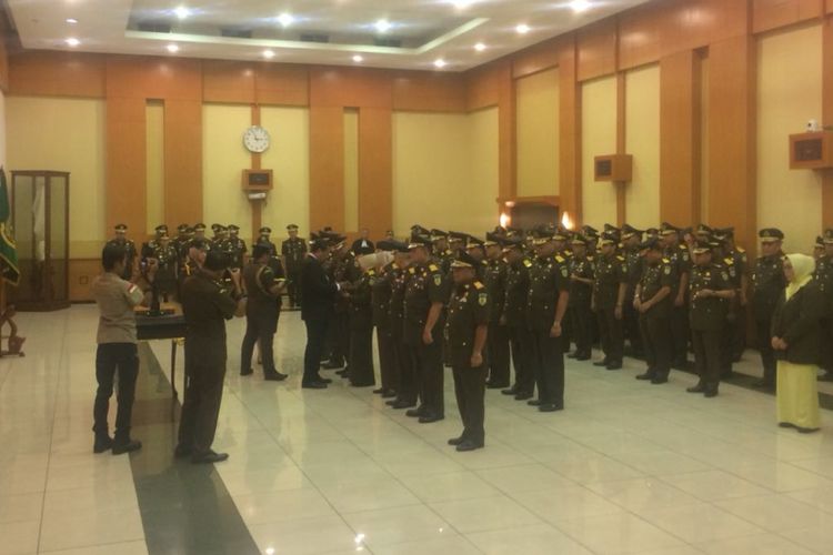 Jaksa Agung Muhammad Prasetyo melantik beberapa Kepala Kejaksaan Tinggi di lingkungan Kejaksaan Agung Republik Indonesia di Gedung Sasana Baharudin Lopa, Kejagung, Jakarta Selatan, Rabu (15/11/2017).