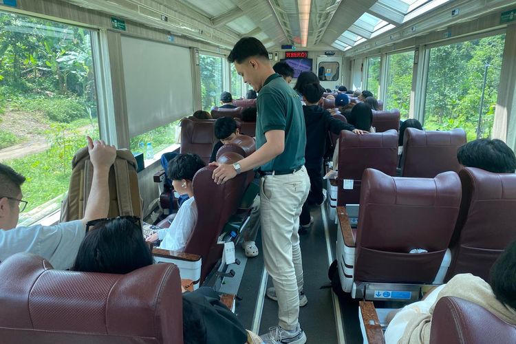 Penumpang kereta api wisata Panoramic bisa menikmati indahnya pemandangan sepanjang perjalanan di jalur kereta, dengan memutar kursi menghadap jendela. Fitur 90degrees telah hadir sejak awal peluncuran layanan Kereta Panoramic pada 2024 silam.