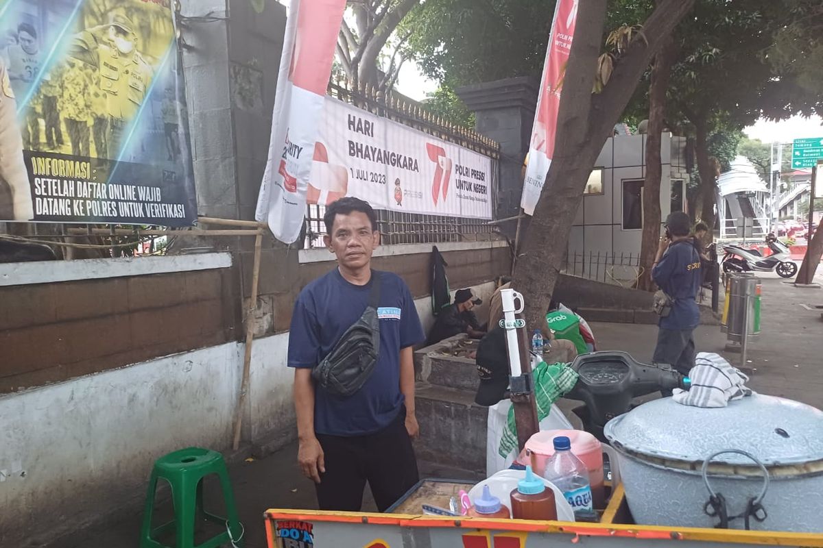 Sarno (51), pedagang somay di Jalan Gatot Soebroto, Jakarta Selatan saat ditemui Kompas.com, Rabu (28/6/2023).