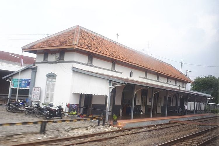 Stasiun Brumbung, stasiun tertua di Indonesia masih beroperasi.