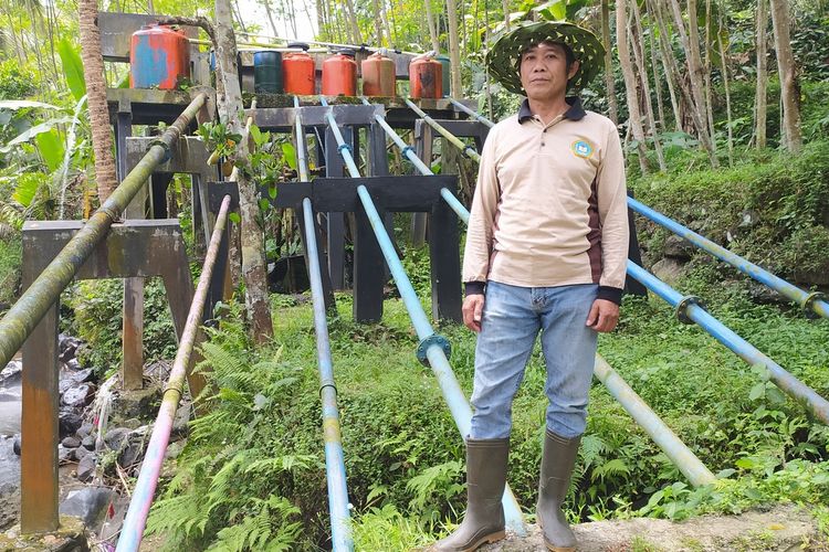 Instalasi pipa luncuran air untuk menggerakkan pompa air hydram di Dusun Glempang, Desa Kotayasa, Kecamatan Sumbang, Kabupaten Banyumas, Jawa Tengah, Kamis (10/9/2020).