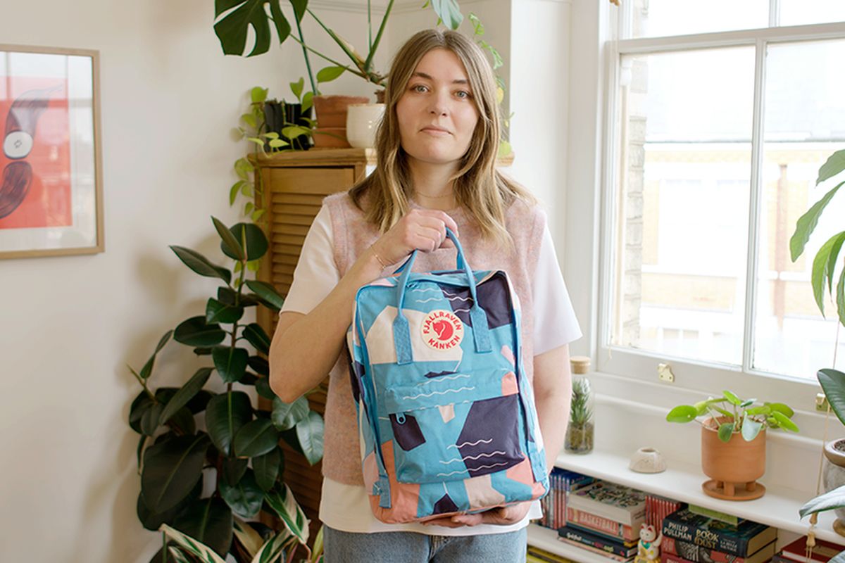 Linn Fritz dengan produk Fjällräven Kånken Art yang bertema lautan