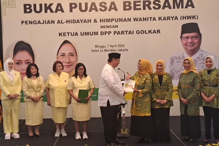 Ketua Umum Partai Golkar Airlangga Hartarto didukung maju sebagai Ketum Golkar lagi di Hotel Le Meridien, Jakarta, Minggu (7/4/2024). 