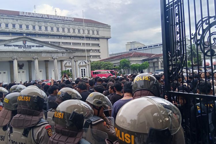 Ratusan Mahasiswa Diduki Balai Kota Semarang, Protes Efisiensi Anggaran dan Kabinet Genuk
