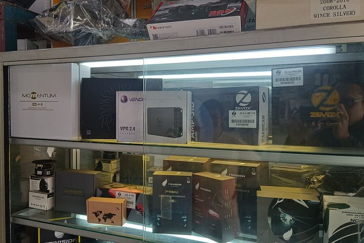 Modifiksi Audio Mobil dengan pasang head unit, DSP, dan subwoofer
