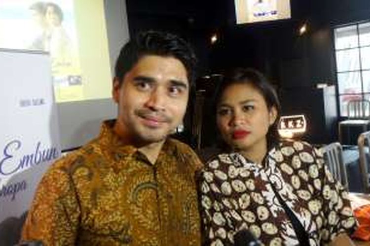 Artis peran Rizky Hanggono dan sang istri, Roro Maheswari Yakti saat diabadikan dalam jumpa pers film Mengejar Embun ke Eropa di Senayan City, Jakarta Selatan, Senin (3/9/2016).